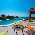Isolated Paradise Adio Mare Brac 度假居 *