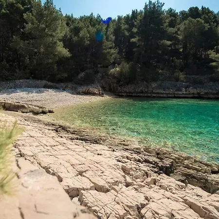 Isolated Paradise Adio Mare Brac * ミルナ