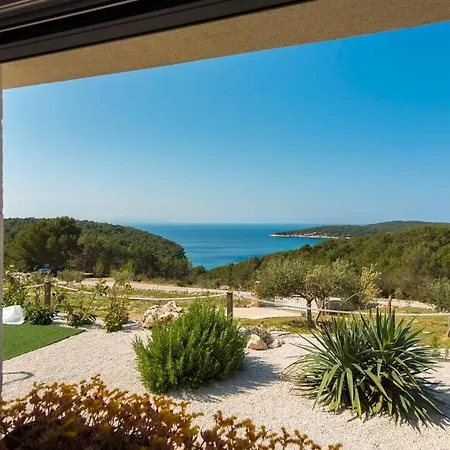 Isolated Paradise Adio Mare Brac * ミルナ