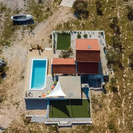 Isolated Paradise Adio Mare Brac * ミルナ