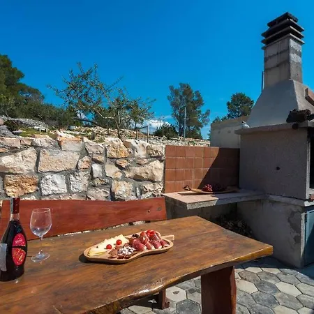 Isolated Paradise Adio Mare Brac * ミルナ